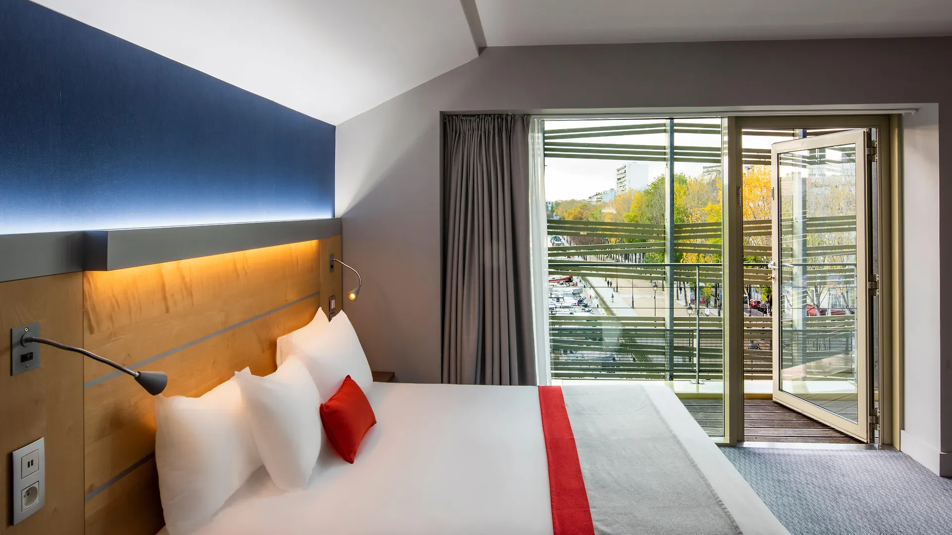 Holiday Inn Express Paris-Canal De La Villette By Ihg 3*, פריז
