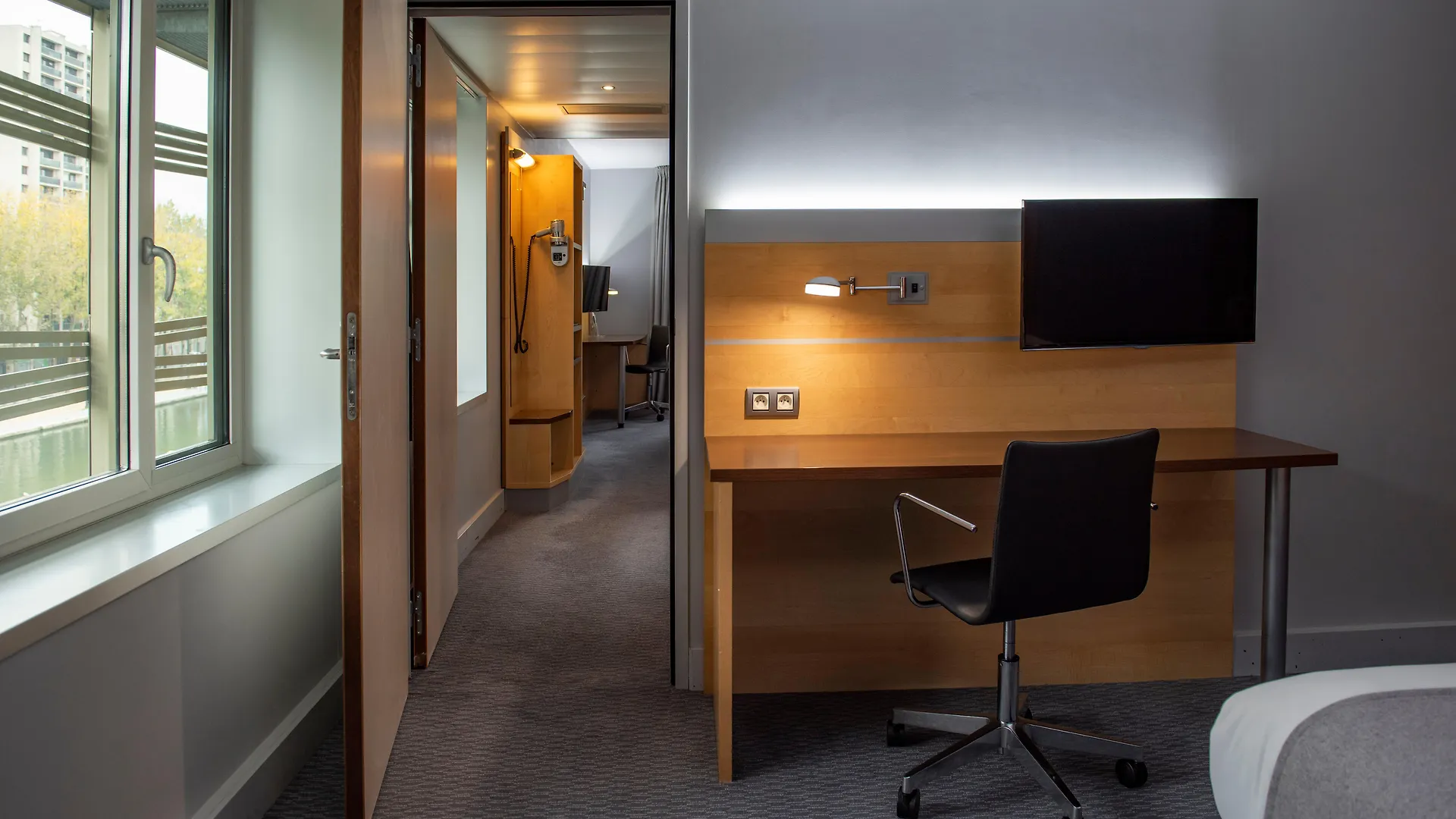 Holiday Inn Express Paris-Canal De La Villette By Ihg 3*, פריז