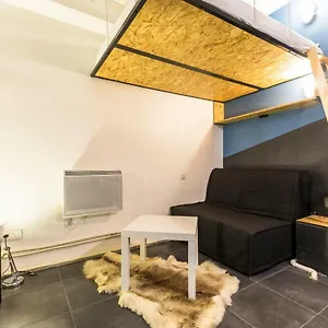 Pretty 25 M2 In A Lively District París