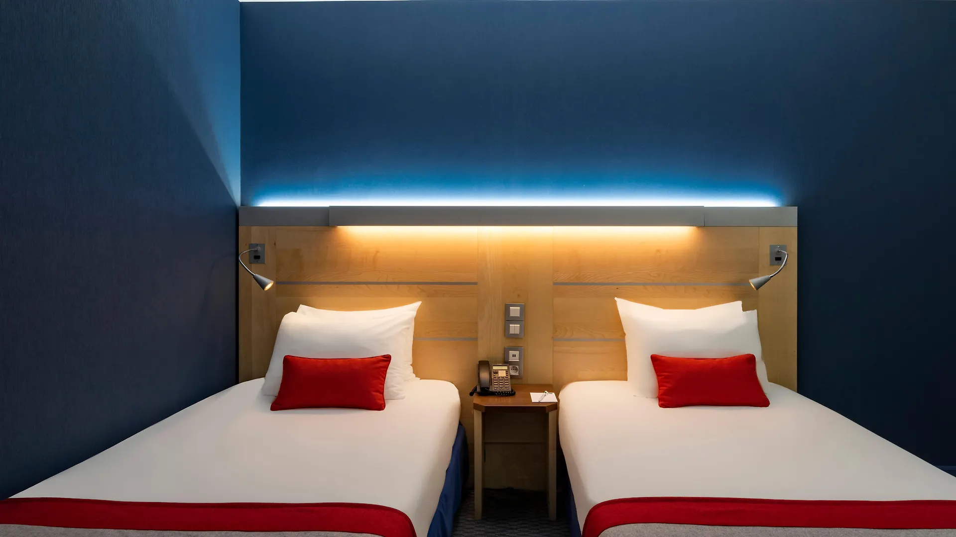 Holiday Inn Express Paris-Canal De La Villette By Ihg 3*, Paris France