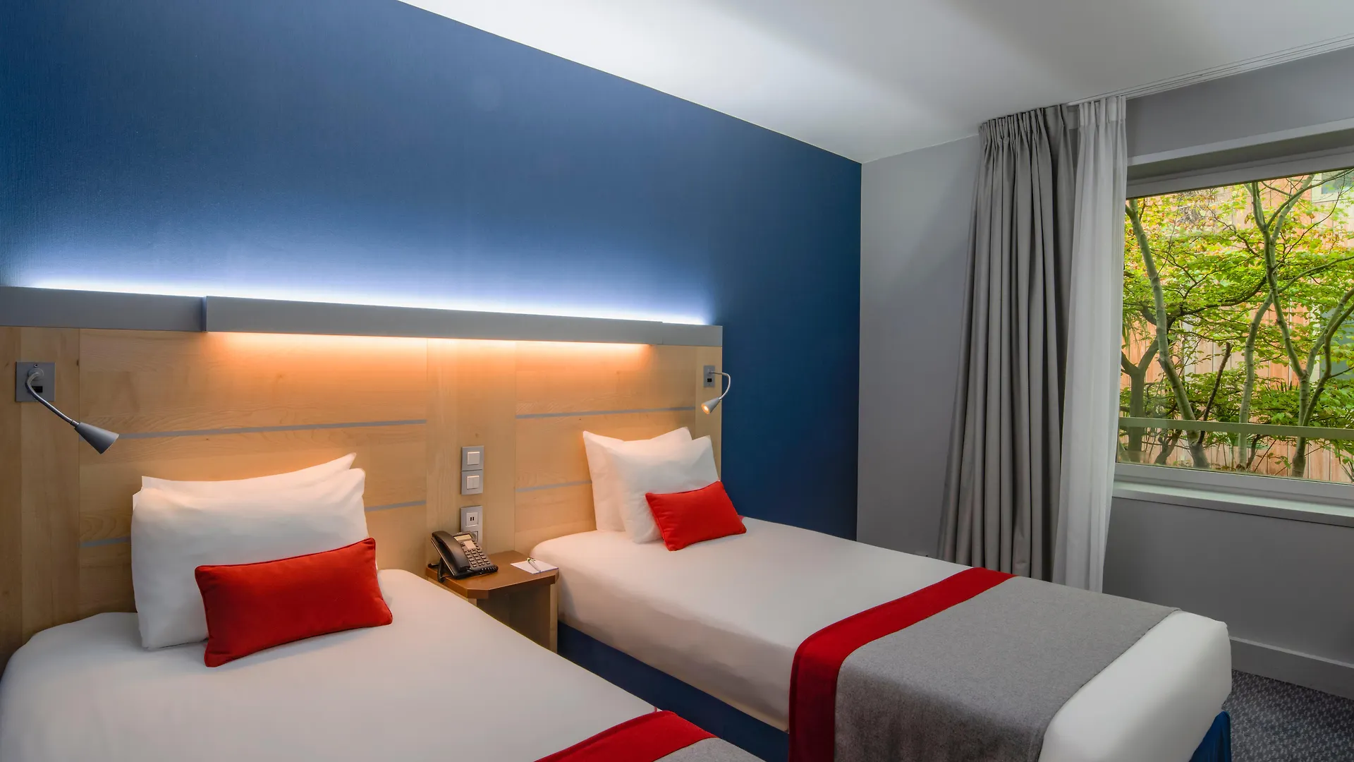 Hotel Holiday Inn Express Paris-Canal De La Villette By Ihg