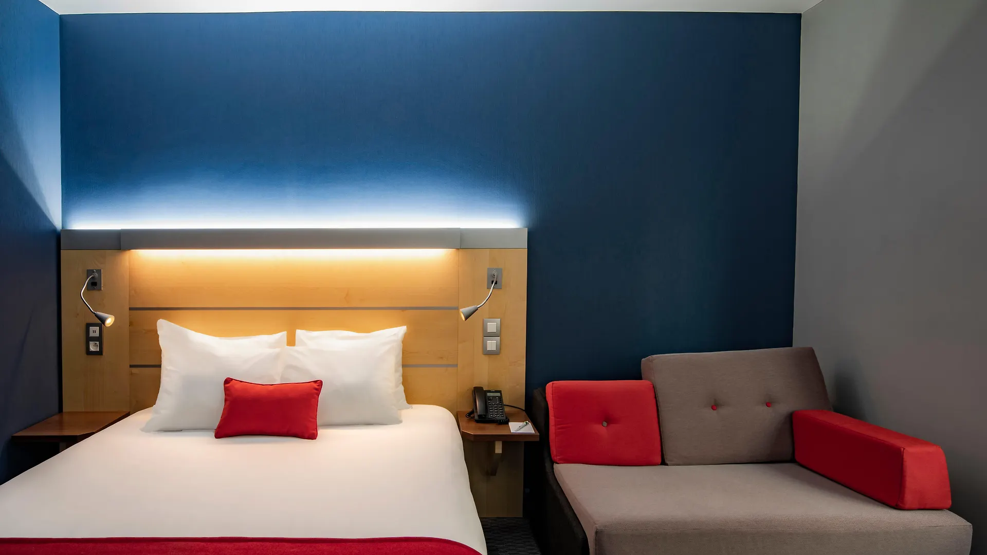 Holiday Inn Express Paris-Canal De La Villette By Ihg 3*, Paris France